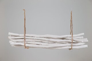 Instalação da série "Cana-coluna" (2018), de Tiago Sant’Ana: cana-de-açúcar feita de gesso