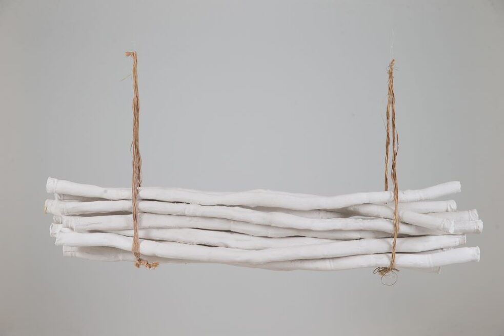 Instalação da série "Cana-coluna" (2018), de Tiago Sant’Ana: cana-de-açúcar feita de gesso