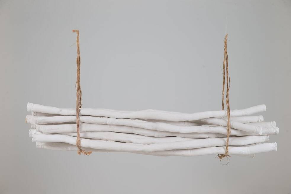 Installation aus der Serie „Cana Coluna“ (2018) von Tiago Sant’Ana: Zuckerrohr aus Gips