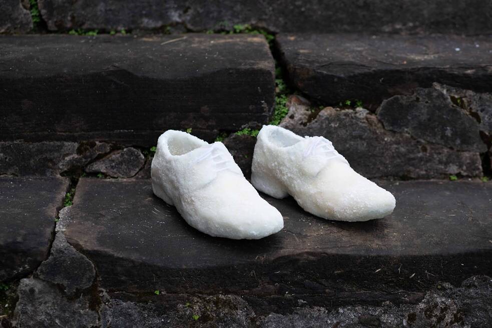 Aus der Serie „Sugar Shoes“ (2018) von Tiago Sant’Ana. Performance in der alten Freguesia-Zuckermühle in Candeia
