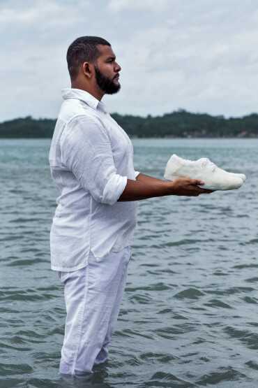 Aus der Serie „Sugar Shoes“ ((2018) von Tiago Sant’Ana. Der Künstler porträtiert sich vor der Insel Mare in der Bucht von Todos os santos.