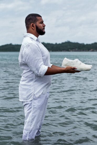 Da série de Tiago Sant’Ana intitulada "Sapatos de açúcar" (2018). O artista faz um retrato de si mesmo em frente à Ilha de Maré, localizada na Baía de Todos os Santos.