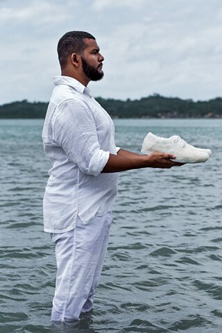 Da série de Tiago Sant’Ana intitulada "Sapatos de açúcar" (2018). O artista faz um retrato de si mesmo em frente à Ilha de Maré, localizada na Baía de Todos os Santos.