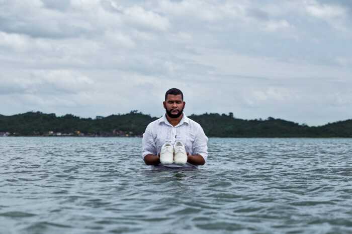 Aus der Serie „Sugar Shoes“ (2018) von Tiago Sant’Ana. Der Künstler porträtiert sich  vor der Insel Mare in der Bucht von Todos os santos.
