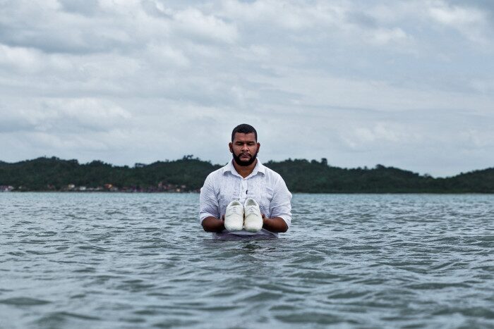 Da série de Tiago Sant’Ana intitulada "Sapatos de açúcar" (2018). O artista faz um retrato de si mesmo em frente à Ilha de Maré, localizada na Baía de Todos os Santos.