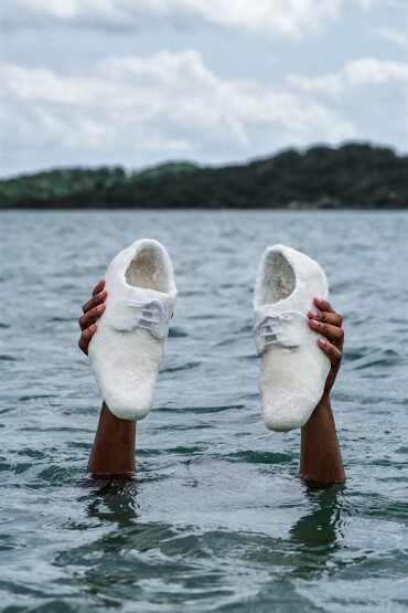 Da série de Tiago Sant’Ana intitulada "Sapatos de açúcar" (2018). O artista faz um retrato de si mesmo em frente à Ilha de Maré, localizada na Baía de Todos os Santos.