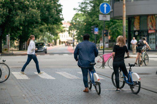 Die meisten von uns können sich gar nicht vorstellen, wie die Straßen mit weniger oder gar keinen Autos wäre. Städte wie Oslo machen einem vor, wie gut sich autofreie Zonen auf menschliches Wohlbefinden und Kommerz auswirken.