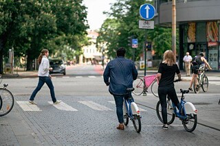 Die meisten von uns können sich gar nicht vorstellen, wie die Straßen mit weniger oder gar keinen Autos wäre. Städte wie Oslo machen einem vor, wie gut sich autofreie Zonen auf menschliches Wohlbefinden und Kommerz auswirken. © © Åsmund Holien Mo/Urban Sharing Urban Sharing