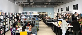 Während der Modernisierungsarbeiten empfängt die Bibliothek von Montreuil ihre Benutzer im hinteren Teil eines umgebauten Geschäfts. Im Frühjahr werden die Räumlichkeiten der Bibliothek wieder für die Öffentlichkeit zugänglich sein.