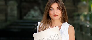 Portraitfoto von Maroussia Gentet mit Notenblättern