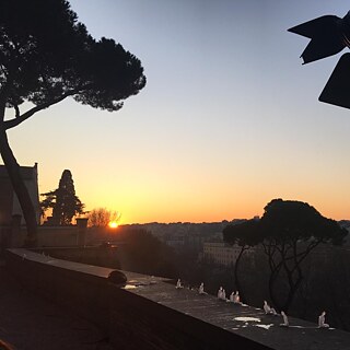 Das große Neujahrsfest hat am 1. Januar 2020 Performances und Installationen aus der ganzen Welt in Rom vereint. Die Eisskulpturen der international anerkannten brasilianischen Künstlerin Nèle Azve schauen sich im Orangen-Garten auf dem Aventin den Sonnenuntergang des ersten Tages des neuen Jahres an, bis sie langsam vor sich hin schmelzen. 