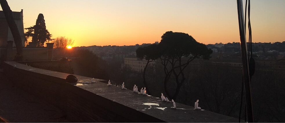 Das große Neujahrsfest hat am 1. Januar 2020 Performances und Installationen aus der ganzen Welt in Rom vereint. Die Eisskulpturen der international anerkannten brasilianischen Künstlerin Nèle Azve schauen sich im Orangen-Garten auf dem Aventin den Sonnenuntergang des ersten Tages des neuen Jahres, bis sie langsam vor sich hin schmelzen. 