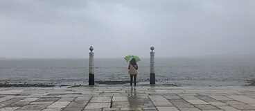<b>Nebel über dem Tejo (Lissabon, Portugal)</b><br><br>Im Winter herrscht in Lissabon Aprilwetter. Mal scheint die Sonne und lädt bei milden Temperaturen zum Flanieren durch die Stadt ein. Mal regnet es und im kühlen Nebel ist das südliche Tejo-Ufer nur noch schemenhaft zu erkennen, sodass der Cais das Colunas im Herzen Lissabons fast wie das Ende Europas erscheint.