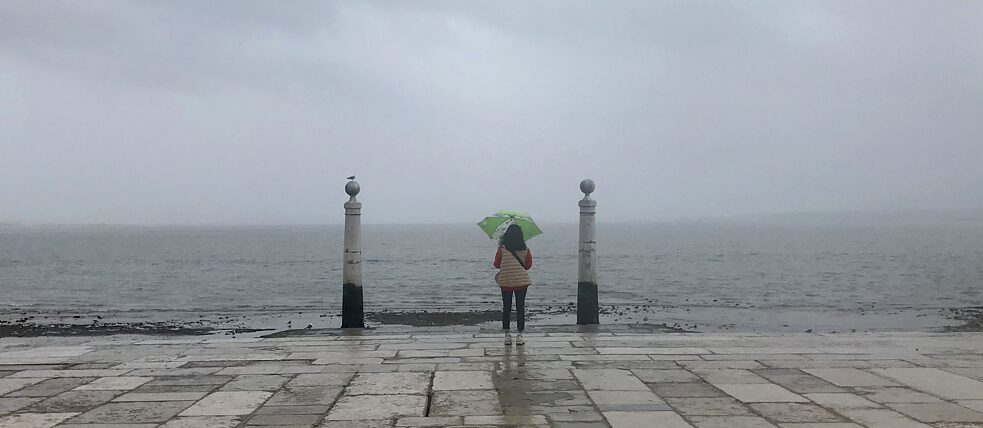 <b>Nebel über dem Tejo (Lissabon, Portugal)</b><br><br>Im Winter herrscht in Lissabon Aprilwetter. Mal scheint die Sonne und lädt bei milden Temperaturen zum Flanieren durch die Stadt ein. Mal regnet es und im kühlen Nebel ist das südliche Tejo-Ufer nur noch schemenhaft zu erkennen, sodass der Cais das Colunas im Herzen Lissabons fast wie das Ende Europas erscheint.