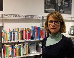 Agathe Vovard empfängt die Besucher der Bibliothek in Montreuil.