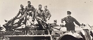 die ersten Minuten in der falschen Identität als Volksdeutscher. Sitze vorne in schwarz