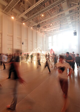 Menschen bewegen sich im Saal © Kulturstiftung des Bundes | Foto: Klaus Gigga, 2019 Tanzkongress 2019_2_A Long Lasting Affair