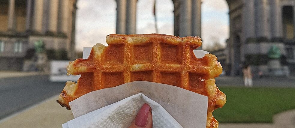 Der Brüsseler Winter scheint in diesem Jahr eine Pause zu machen. Aber auch bei frühlingshaften Temperaturen lässt sich ein Spaziergang mit den bekannten belgischen Waffeln versüßen. Ob die Brüsseler oder Lütticher Version besser ist? Darüber scheiden sich die Geister.