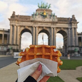 Il paraît  que  l'hiver ne passe pas par Bruxelles cette année. Les températures printanières ne laissent aucun doute, se balader avec une  gaufre belge peut adoucir la vie. La gaufre de Bruxelles ou la gaufre de Liège – laquelle est la meilleure ? Les opinions à ce sujet divergent très nettement.