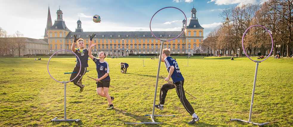 Auch wenn der Harry Potter Boom vorbei ist – Quidditch wird in Bonn am Hofgarten weiter gespielt.