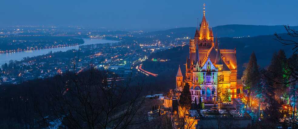 Blick auf Schloss Drachenburg: Der Drachenfels ist das beliebteste Ausflugsziel im Siebengebirge.
