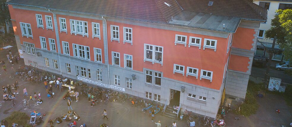 BU: Alte VHS: het gebouw van de voormalige volkshogeschool werd omgevormd tot een links cultureel centrum