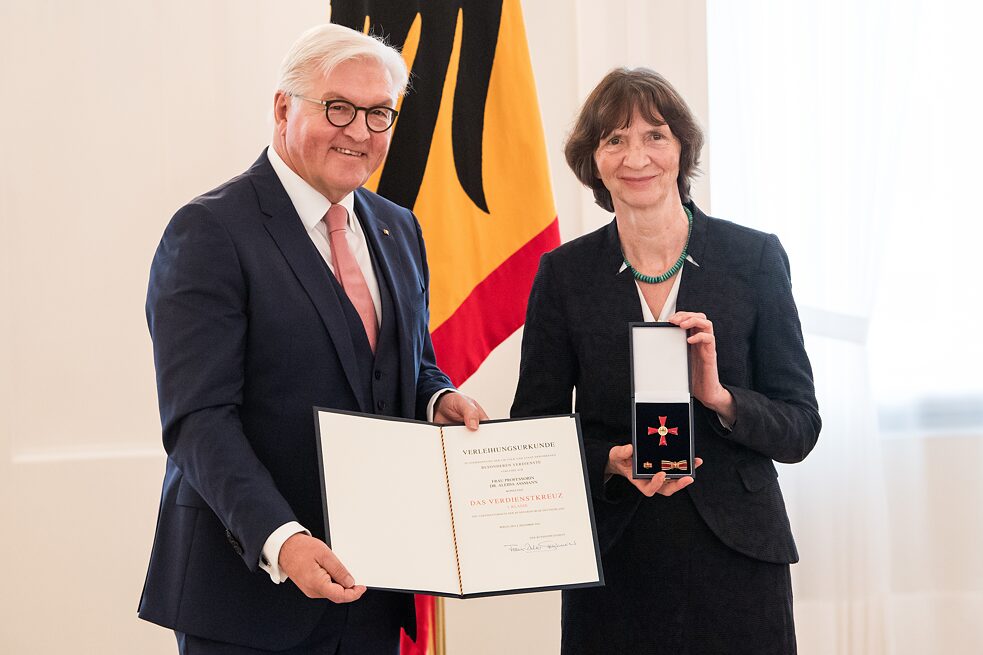 In December 2018, Federal President Frank-Walter Steinmeier awarded Aleida Assmann the Order of Merit of the Federal Republic of Germany in recognition of her work on commemoration and remembrance culture. 