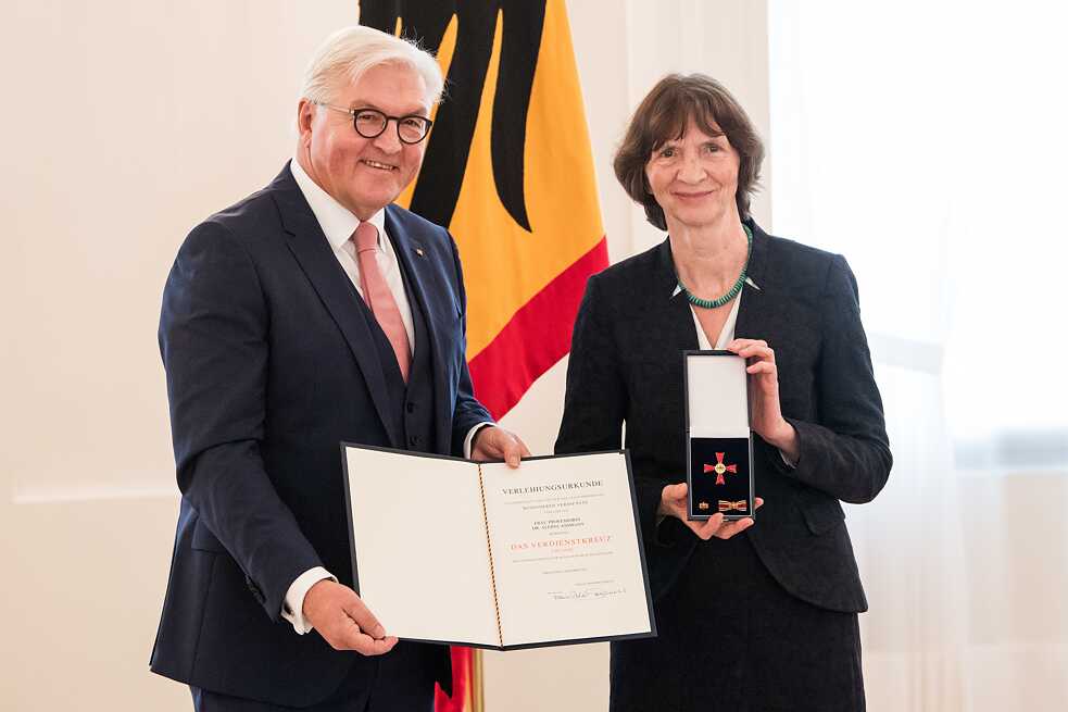 U decembru 2018. godine, predsjednik Savezne Republike Njemačke Frank-Walter Steinmeier uručio je Aleidi Assmann Orden za zasluge Savezne Republike Njemačke za njen angažman u oblasti kulture sjećanja i pamćenja.