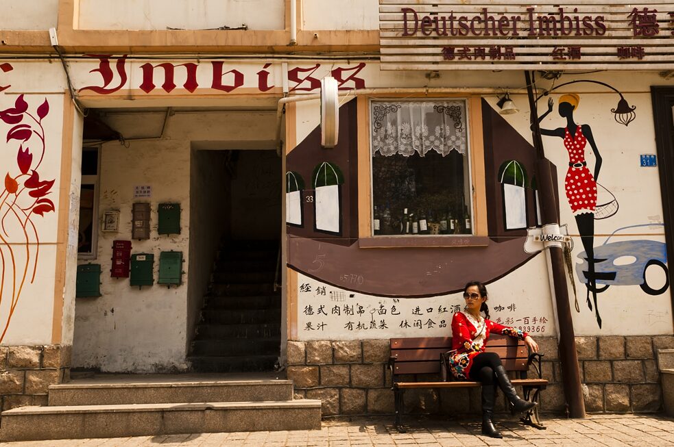 Altes Kolonialgebäude in der Deutschen Straße in Qingdao (Tsingtau), Hauptstadt der ehemaligen Deutschen Kolonie Kiautschou. Qingdao war die einzige deutsche Kolonie in Fernost. Noch heute zeigt die chinesische Millionenmetropole Spuren der deutschen Kolonialzeit.