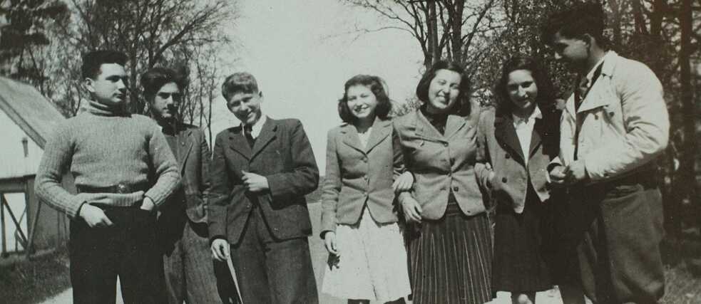 Eine Gruppe tschechischer Teenager bei einem Spaziergang in der Nähe der dänischen Stadt Naestved. 