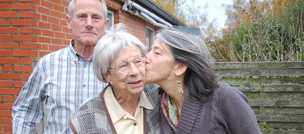 Jensine Nygaardová byla Hančina pěstounka. Desítky let netušila, co se s českou dívkou stalo, když uprchla do Švédska. V roce 2012 se Jensine setkala s Hančinou dcerou, Janet Seckel-Cerrotti.