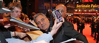 George Clooney na czerwonym dywanie podczas otwarcia festiwalu w 2016 r.