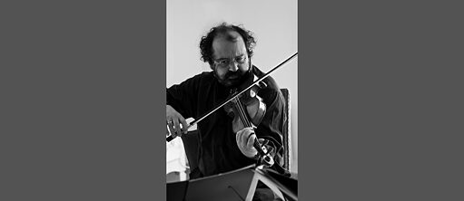 Portrait des Violonisten Rainer Schmidt bei der Arbeit