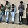 Simbabwe, Mutare, etwa 270 Kilometer östlich der Hauptstadt Harare, 23. November 2019: Menschen an einem der weniger öffentlichen Orte mit kostenlosem WLAN. Laut einem jüngsten unabhängigen Bericht verfügt Simbabwe über eine der teuersten mobilen Datenquellen der Welt. Die hohen Datenkosten werden vor allem darauf zurückgeführt, dass das Land über relativ wenige mobile Internetanbieter verfügt und dass es sich um ein Binnenland handelt. 
