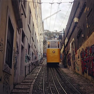 Ascensor do Lavra, Lissabon. De kabeltram is onmisbaar in deze stad van de zeven heuvels.