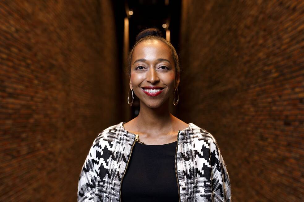 Erfolgsautorin Melanie Raabe („Die Falle“), wuchs in der DDR ohne ihren aus Benin stammenden Vater auf