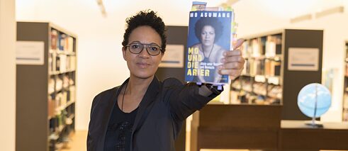 A autora, apresentadora de televisão e diretora afro-alemã Mo Asumang apresenta seu livro <i>Mo und die Arier Allein unter Rassisten und Neonazis</i> (Mo e os arianos. Sozinha entre racistas e neonazistas).