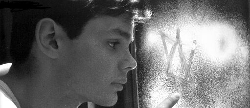 Das Bild zeigt Salomon, wie er einen Davidstern an eine beschlagene Scheibe malt