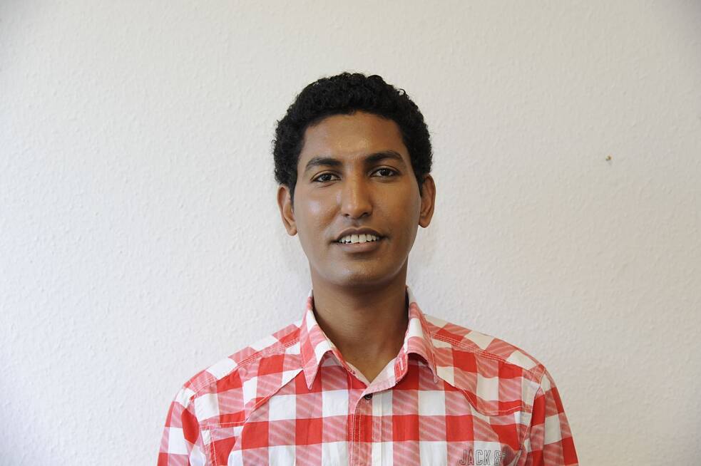 In his book "Hope in the heart, freedom in mind" Zekarias Kebraeb tells the unimaginable story of his flight from Eritrea to Germany. He was only seventeen when he fled from the domestic military dictatorship, and his odyssey to Europe lasted four years. The journey took him through Sudan, across the Sahara to Libya and from there across the Mediterranean - a true hellish trip, full of danger and privations, where it was completely uncertain whether and how Zekaria's Kebraeb would survive the escape.  