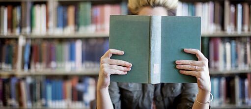 Mulher a ler um livro