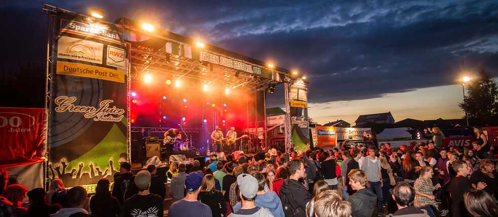 Neben dem Nachtleben in Clubs und Kneipen hat Bonn im Sommer auch mehrere Open-Air-Festivals und -Konzerte zu bieten, wie hier das Green Juice Festival.