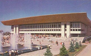 Республика (Ленин) сарайы (сәул. Н. Рипинский, Л. Ухоботов, В. Ким, Ю. Ратушный, инж. А. Соколов, Б. Делов, 1970; КССРО Мемлекеттік сыйлығы, 1971)