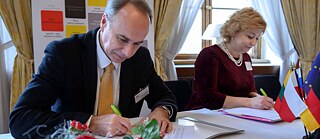 Leiter*innen der PASCH-Schulen in Litauen unnterzeichnen die neuen Kooperationsvereinbarungen in Prag