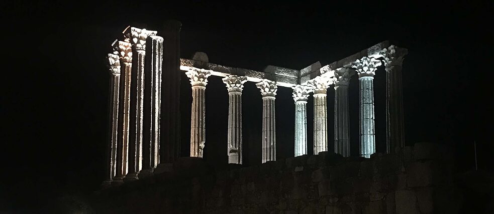 Nächtliche Streifzüge durch die Stadt halten stets Überraschungen bereit. Man entdeckt neue Wege und sieht auch die Denkmäler in einem ganz anderen Licht. Das gilt besonders für herrlich beleuchteten Ruinen des Diana-Tempels in der historischen Altstadt von Évora im Alentejo. Das Monument aus dem ersten nachchristlichen Jahrhundert ist als UNESCO-Welterbe gelistet und ein prachtvolles Zeugnis der Anwesenheit der Römer auf portugiesischem Boden.