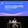 Felwine Sarr 2019 in Wien bei den Tipping Point Talks vor Publikum i dem vollen Saal des Odeon Theaters. 