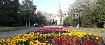 Blühendes Blumenbeet im Park vor der Sankt-Nikolaus-Kasan-Kathedrale