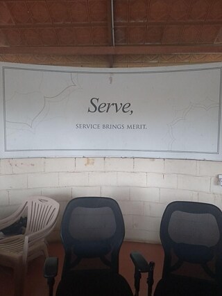 Begrüßungs-Mantra an der Rezeption des Art of Living Ashram Bangalore 