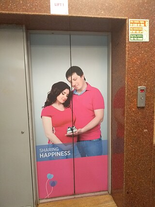 Fahrstuhltüren bei CloudNine, einer der führenden Mutterschafts- und Fertilitäts-Kliniken Bangalores