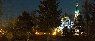 Rehstatue vor der Maria-Entschlafens-Kathedrale bei Abenddämmerung