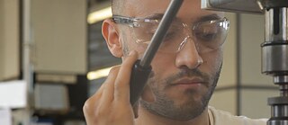 Ismail Mohamed absolviert bei Siemens in Berlin seine Ausbildung zum Mechatroniker